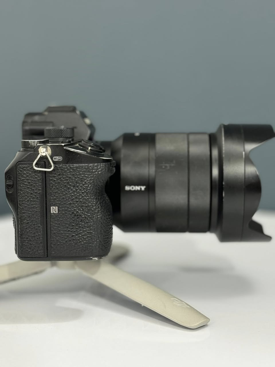 السلام عليكم سوني a7iii مع العدسة
السعر مليون و600 الف بيها مجال 
 الكامره موضحه بالصور من كل الجوانب
 رقم الهاتف ***********
