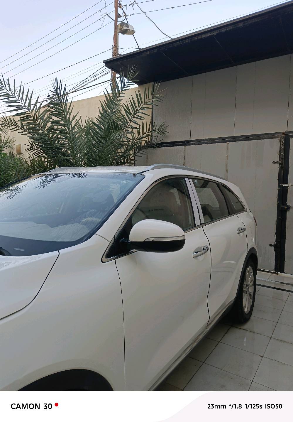 سيارة دفع رباعي بيضاء نظيفة ومجهزة، للمزيد من التفاصيل واتساب.