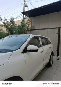 سيارة دفع رباعي بيضاء نظيفة ومجهزة، للمزيد من التفاصيل واتساب