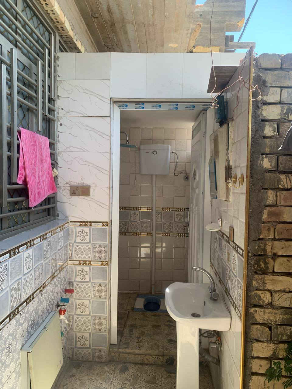 بيت للبيع مدينه الصدر قطاع 47 ع شارع الفلاح مساحة ١٤٤ مبنى طابقين الاول كامل وجاهز من كلشي الطابق الثاني نقصة بياض وكاشي بناء الفوك اربع غرف وحمام والطابق الاول غرفتين وصاله جبيره ومنور بداخله حمام ومطبخ واستقبال بدابه الببيت  جديد للاستفسار الاتصال على الرقم ***********
