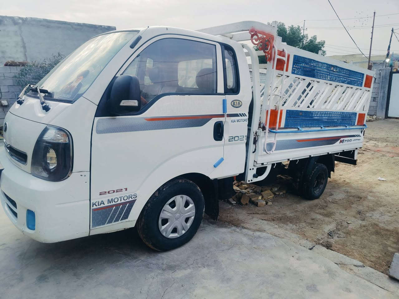 سلام عليكم سيارة للبيع كيه بنكو حمل موديل 2018
سيارة جاهزة على اخر حبايه مال جناي برقي نقص مابيها
مكفوله كفاله عامه من كلشي من الضربة والتبديل والخياس 
 والفتح والصبق والبارد شرط فحص من كلشي بلادية 
سعر 111 ورقه مكينه وكير واكسن مكفولات حداديه جديده 
تخم تايرات جدد العنوان الناصرية اكثر ستفسار تصل 
رقم ميسان تحويل مباشر سنويه مجدده لل 2028 مشروع وطني 
***********
