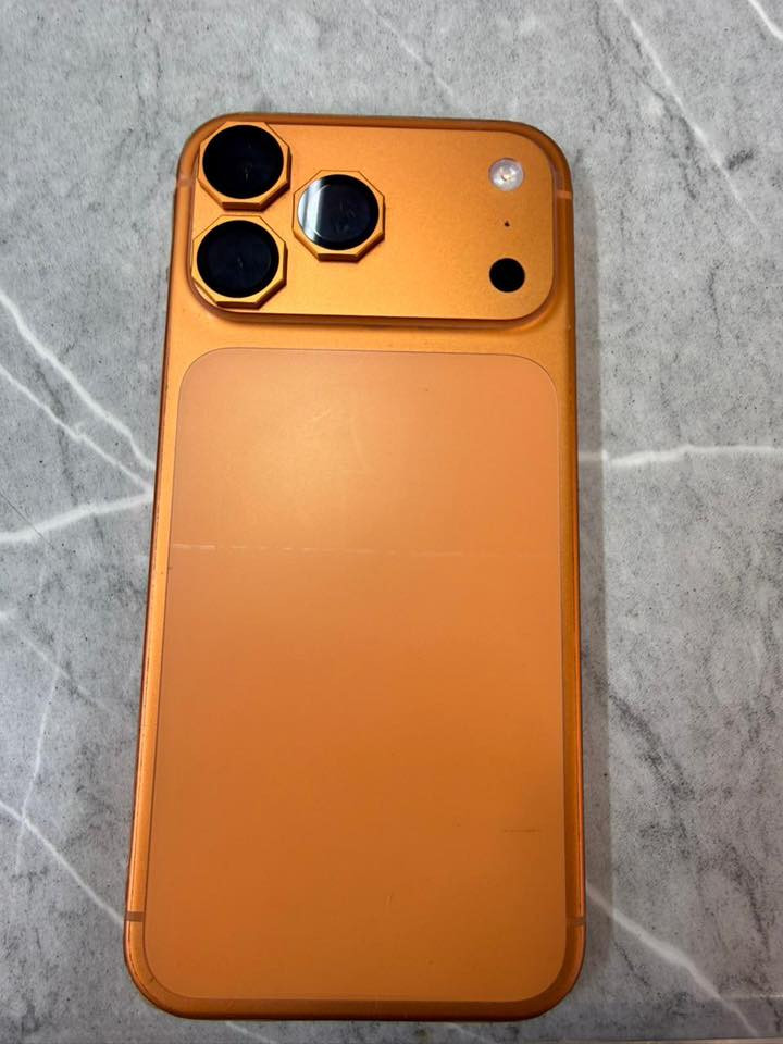 آيفون برو ماكس 17   جديد تحت الضمان  عدد دورات الشحن١٩  السعر 1800 عنوان بغداد  للتواصل ***********
