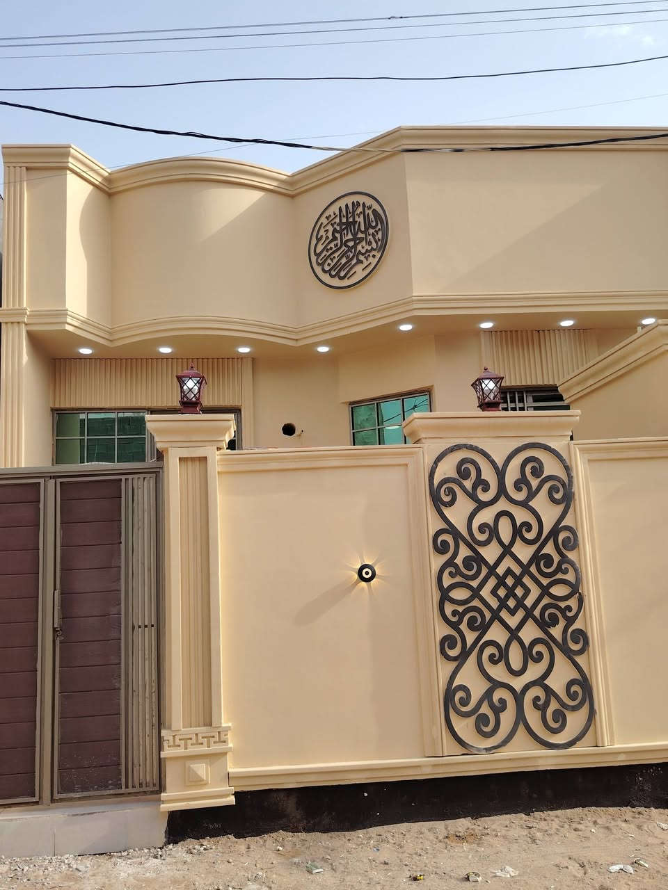 دار سكن للبيع 🏠
تستلم دارك عند المكاتبة مفتاح 🔑
تصميم مميز ملكي ( أكيد أجمل من التصوير )
#المساحة :: 120م 
الدار يقرب من السايدين الداخل 300م
#العنوان :: إبي الخصيب - الصنكر - قرب مازن سنتر .
#يحتوي :: كراج . استقبال . مطبخ . صحيات خارجية .
صالة . درج . صحيات داخلية . غرفتين منام . مناور .
…………….
ملك صرف زراعي عراقي نموذج 25
…………….
#السعر_المطلوب :: 77 مليون قابل للتفاوض .
…………….
#علماً / دار ثاني بجوار هذا الدار جاهز وبنفس التصميم .
……………
#للأستفسار :: ***********
