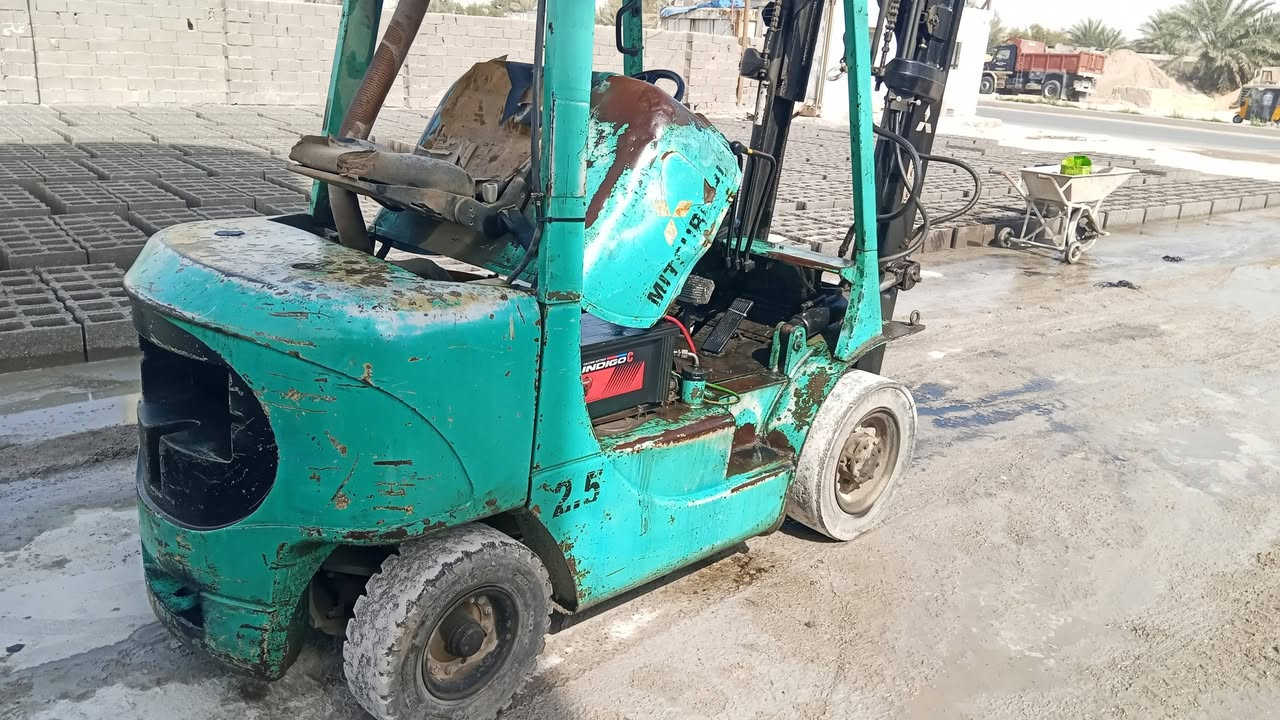 سلام عليكم رافعه شوكية للبيع موديل 2002 مكفوالة 3حركات مكينة بلادية فور اس  جب عالي 3سلايتات اتصل***********
