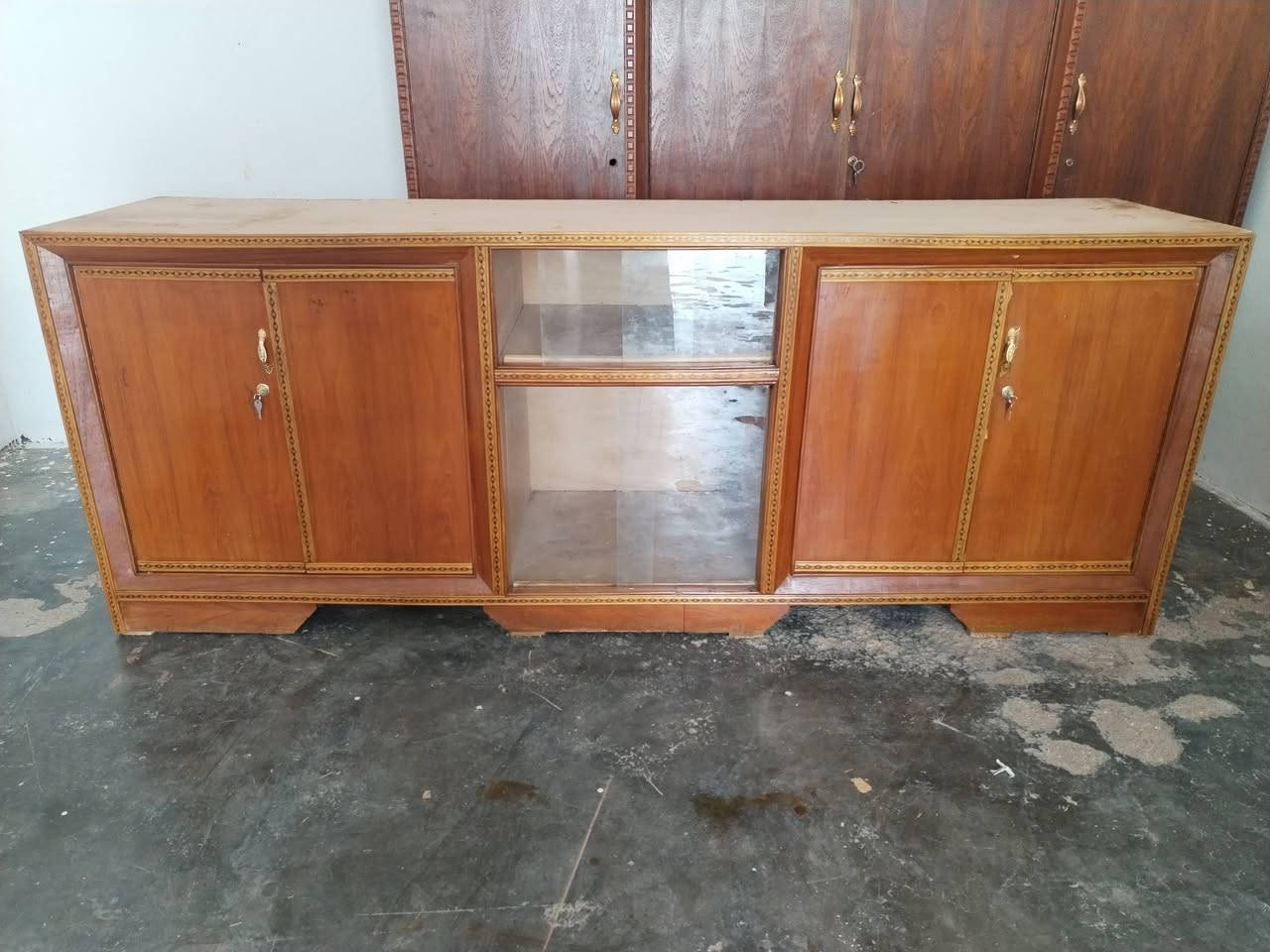 سلام عليكم عندي بوفيه مترين ونص جديدة فول نضافه احطاطه السعر ١٥٠ بي مجال *********** واتساب توجد خدمة توصيل
