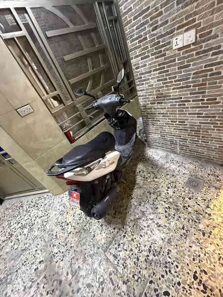 السلام عليكم 
دراجه ثعلب 
للبيع فقط 
الدراجه محرك ممفتوح 
نقص دبلات امامي خلفي و فلتر شوته 
الدراجه نكره 
الاتصال /***********
السعر /٦٠٠ بيه مجال
