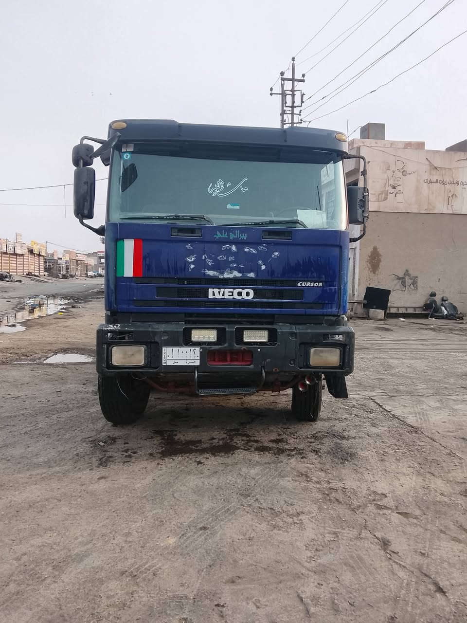 سلام عليكم للبيع افيكو قلاب موديل 2004 عقرب بلادي سيارة جاهزه للعمل مربوط عليه جهاز رفع حاويات رقم بصرة الماني للاستفسار أكثر ***********
