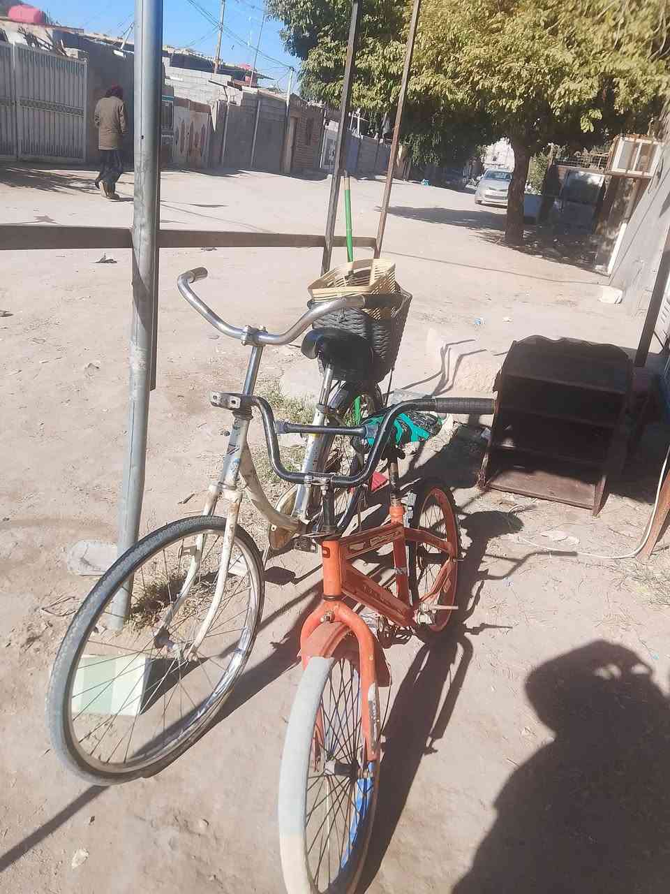 السلام عليكم 3بايسكلات للبيع الوان الأبيض حجم 24سعره 30قفل والون البرتقالي حجم 20سعره 15 والزرك حجم 26سعره 40مكاني كربلاء شهداء الملحق ***********
