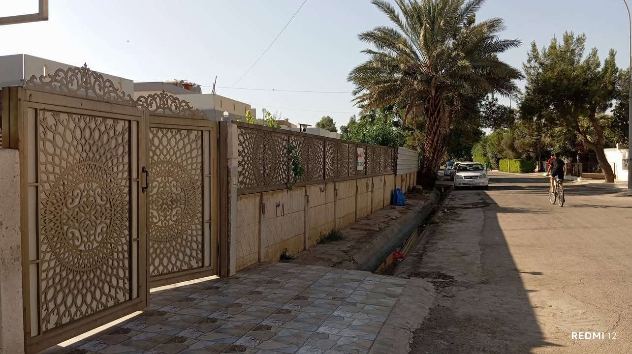 عقار للبيع
الموقع — دهوك/ دوميز
اقرب نقطة دالة/ الدفاع المدني في دوميز 
نوع العقار/ملك صرف
المساحة/ (٤٠٠)م 
غرفتين نوم/هول/استقبال /مطبخ/صحيات 
لمعرفة السعر  الاتصال على الرقم ادناه 
***********
