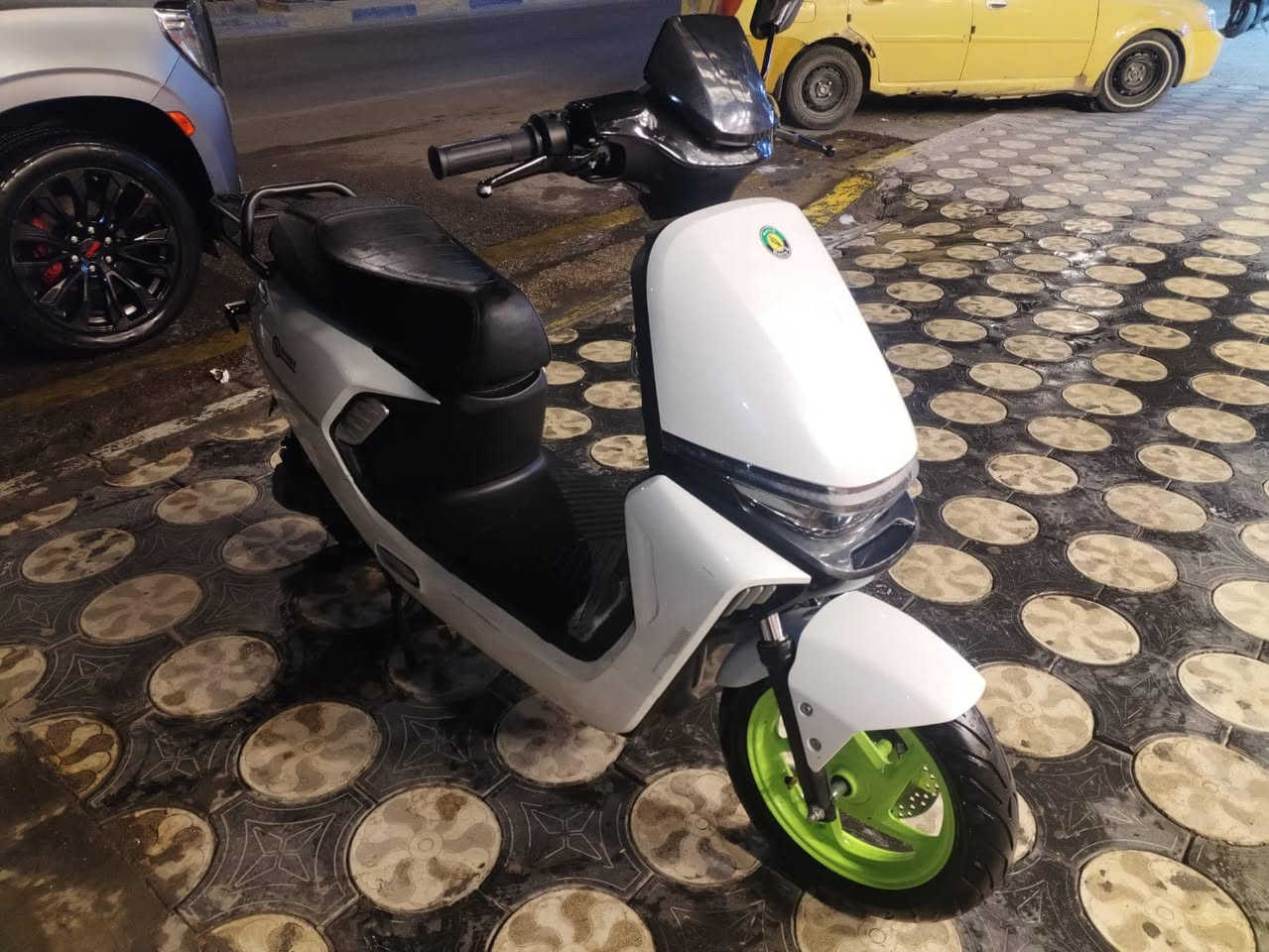 دراجه شحن البيع 
الدرجه نضيفه 100/100 
البطاريه 6  
الملف 2000
المكاتبه موجوده 
الدرجه صار شهر مشتريهه 
المكان بغداد الحريه 
السعر 850 بيهه مجال 
الرقم ***********
