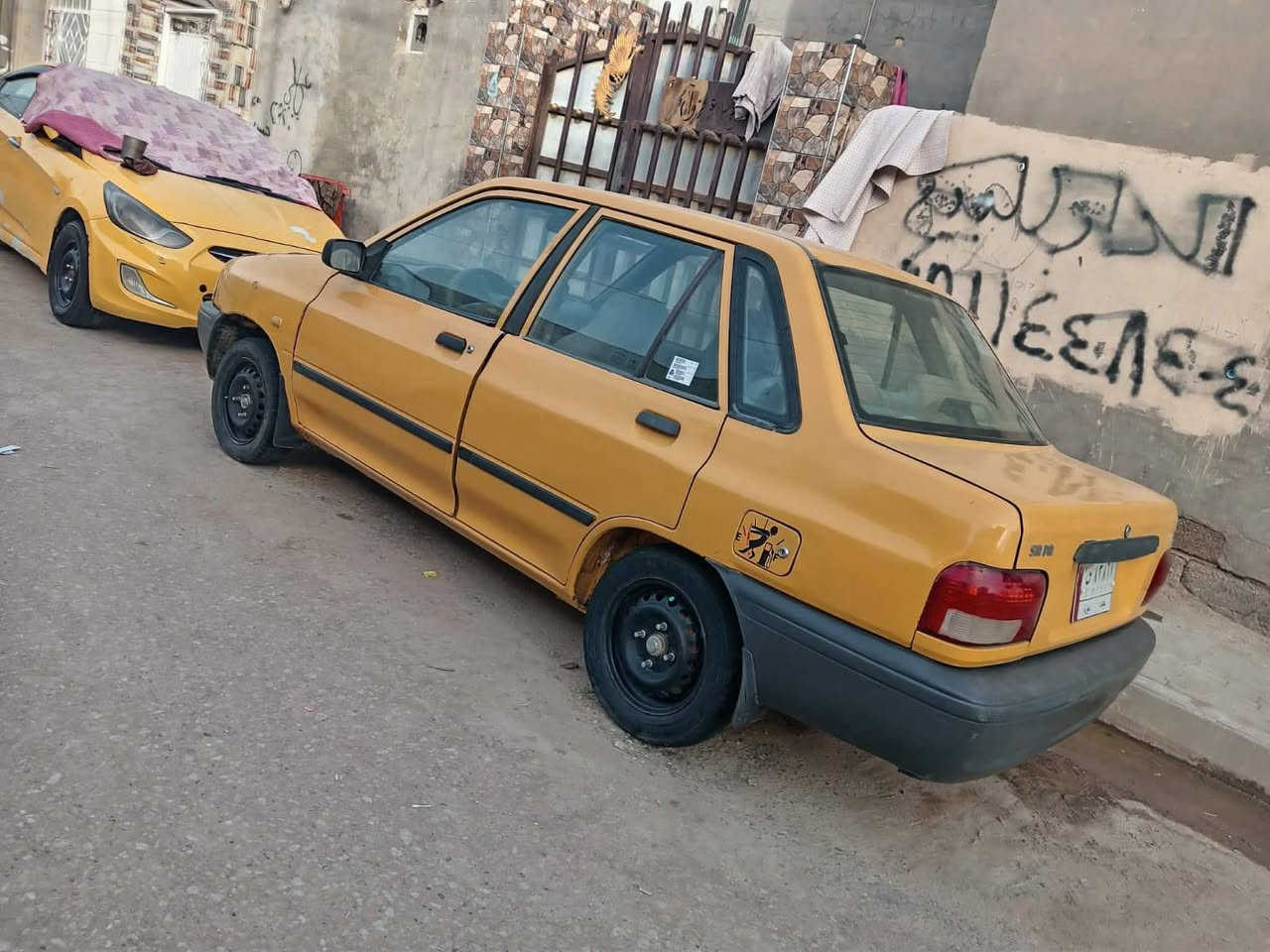 سايبة موديل ٢٠١٣ رقم بغداد الماني سنوية لل٢٧
 كشرها جديد كير ومكينة تمام السيارة تاركها لان عندي مريض 
شواصي تمام راعيها ديوانية تحويل مباشر 
غرامات مصفرة مطلوبة هيئة ٧٥٠ وره المشتري
المكان ديوانية مركز
السعر ١٥ وبيها مجال ***********
