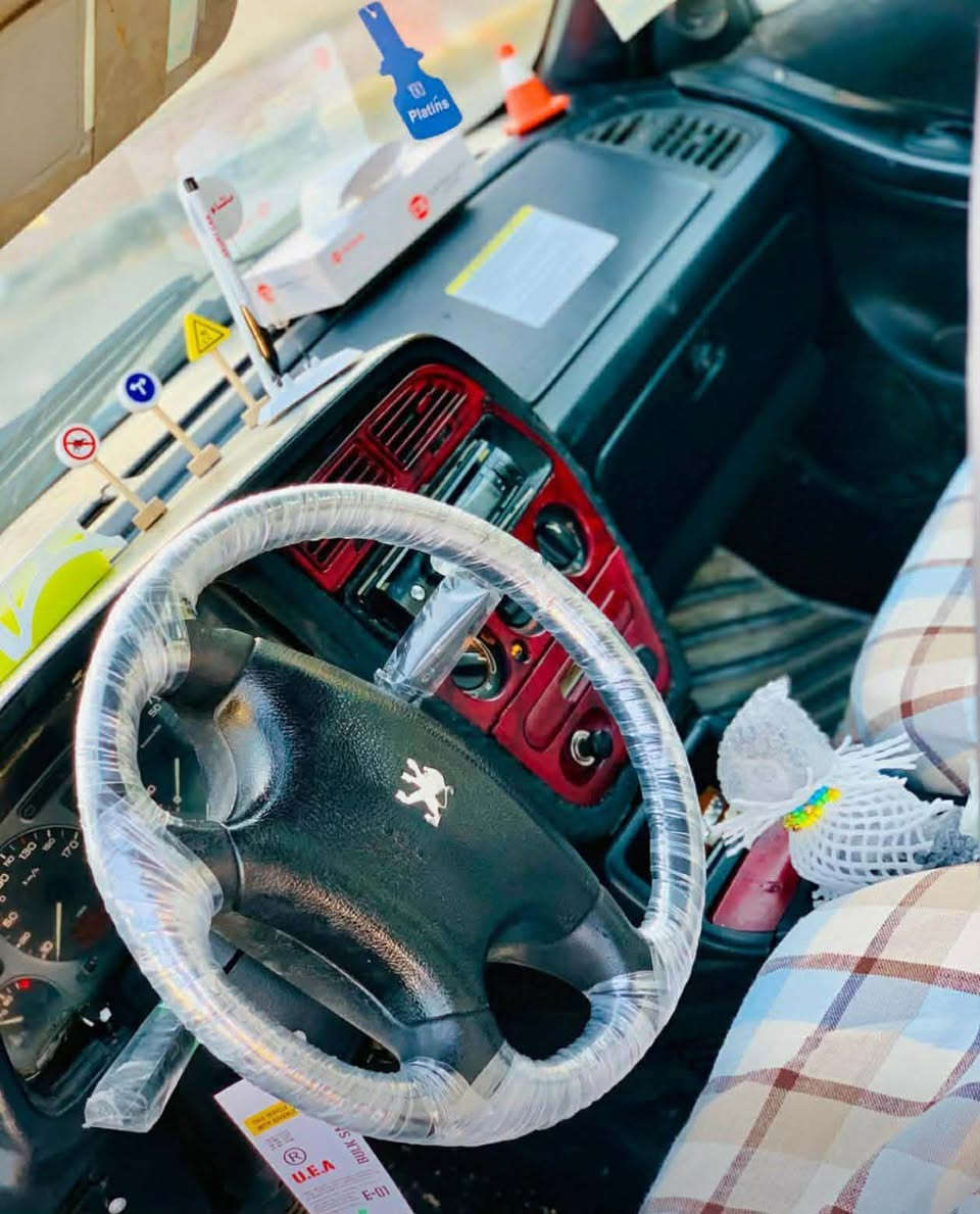 بیجۆ 306 مۆدێی2002 ئاڕمی پلاستیک سلێمانی کامل بۆیاخ لەسەر ساغی دووجام کارەبا گێڕو مەکینە بەشەرت زۆر کەم بەنزین ئەخوات سعری 27وەرەقەو معامەلە سەیارەکە لە سلیمانیە رەقەمی خوانەکەی ئەمیە تیڵی بۆ بکەن ـ*********** السليمانية, العراق
