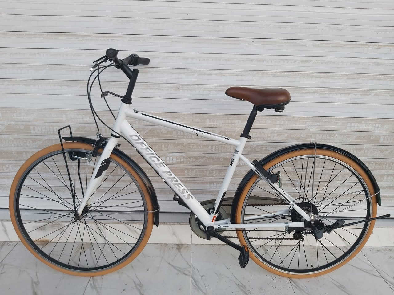 OFFICE PRESS 2022
حجم 28 / C700
M /L
المعدن حديد 
ويالة المنيوم طبقتين 
7 SPEED SHIMANO
ديانمو + قفل 
تايرات جديدة 700/37
الدراجة جاهزة ومرتبة بدون عيوب
   ✈يوجد توصيل لجميع المحافضات ✈
كركوك مدخل سايدين حي الاسرى والمفقودين 
معرض ابو شيفان ( *********** )
