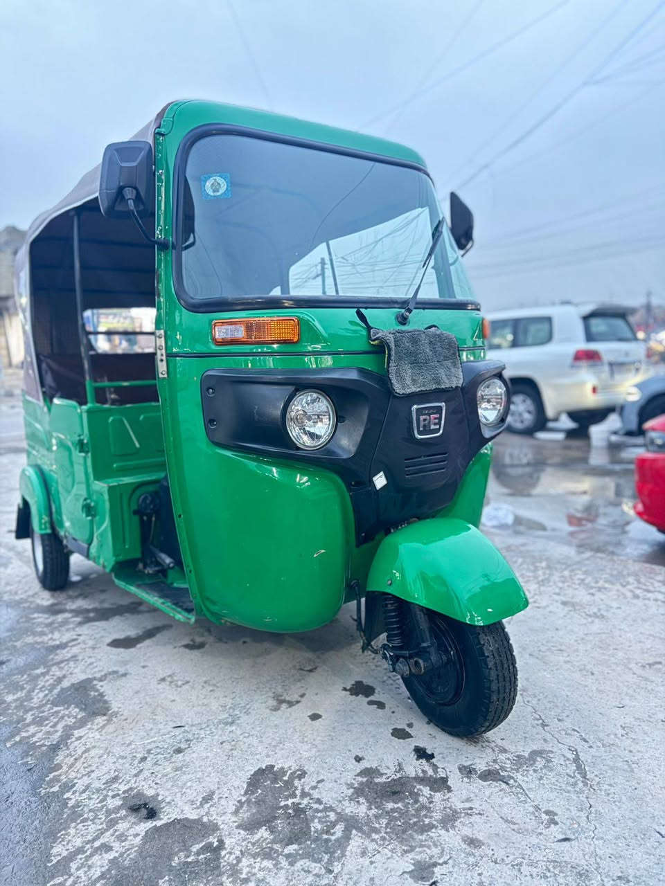 السلام عليكم تكتك 21شهر 11رقم وسنويه نكليزي بيه رصعه جوه لبكلايت مامعمره مثل ماموضح بصوره لمكان بغداد ضباط ***********
