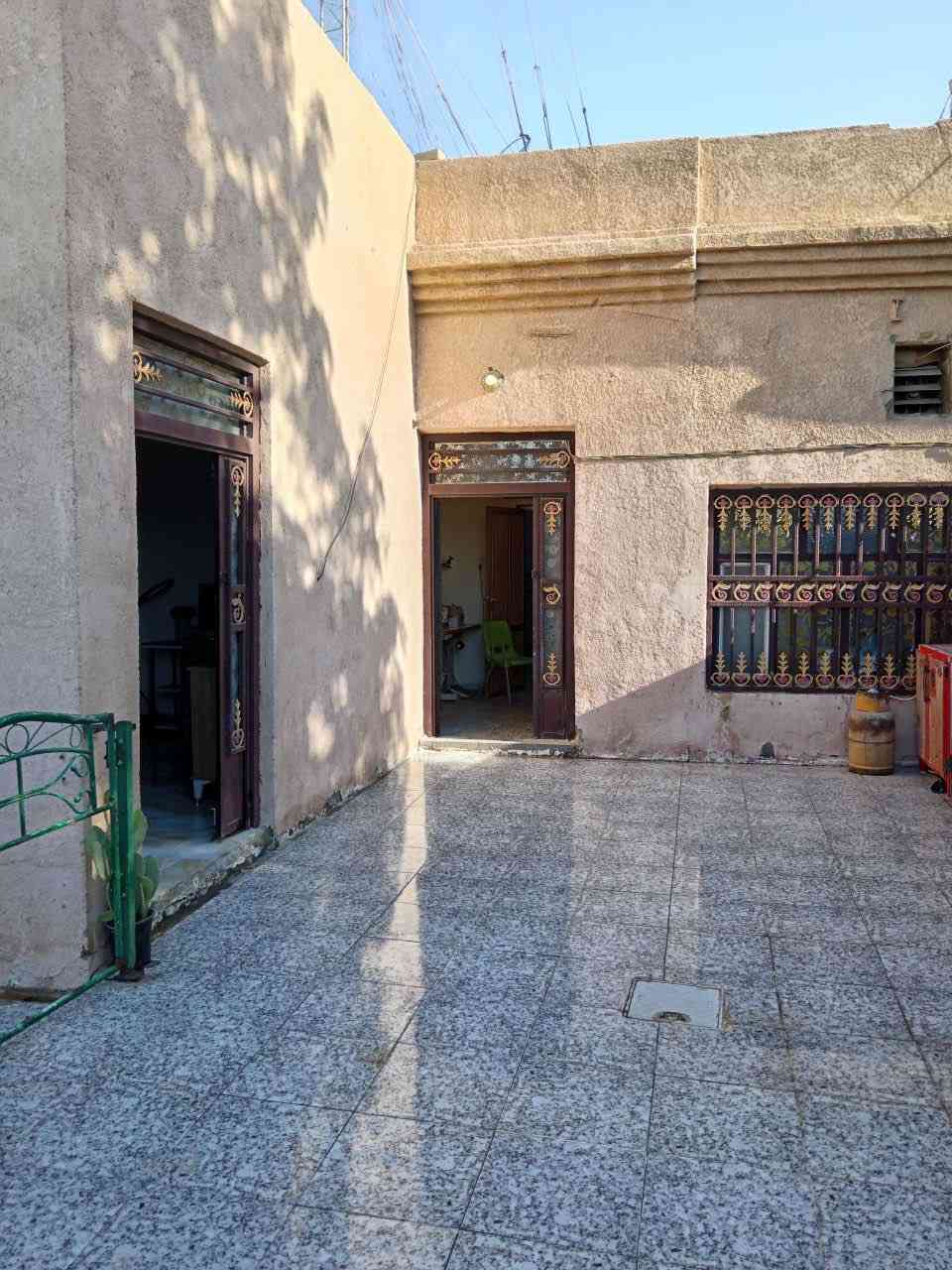 بيت للبيع في الاسكان
مساحة 300م (12×25)

الوجه على ساحة

( صالة + استقبال + مطبخ + غرفتين + صحيات داخلية وخارجية + حديقة واسعة تقريبا ١٠٠ متر + كراج واسع )

البيت اساس ورباط وسقف كونكريت مسلح

البيت على شارع تبليط ورصيف

البيت مطلوب 

*********** (واتساب)

0782 784 4335 (اتصال)
