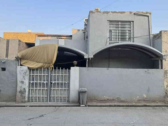 السلام عليكم 
دار للبيع 
طابو صرف مساحة 120م وجهة 10م ونزال 12م 
يحتوي على استقبال 8*4 وغرفة نوم 4*4 وصالة مفتوحة 6*6 ومطبخ 5*4 ومجمع صحيات خارجي فقط 
والطابق الثاني غرفتين 6*4 
السعر 120 قابل للتفاوض 
العنوان حي مگصد شارع علي زيدان 
للاستفسار الاتصال ع الرقم 
***********
