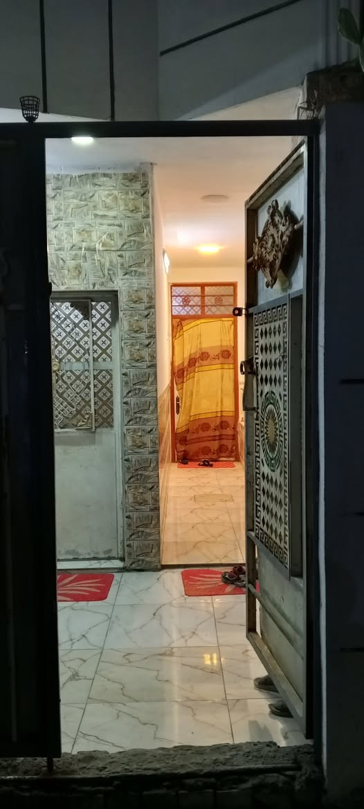 بيت 100 متر للبيع قاطين جوه استقبال وصاله ومطبخ وغرفه وصحيات ولفوك غرفة سويت وصاله مصفر ومعاملة طابو كاملة بالديوان المكان حي النورين قرب صورة حجي مهدي ألكناني سعر 80 وبي مجال رقم صاحب البيت ***********
