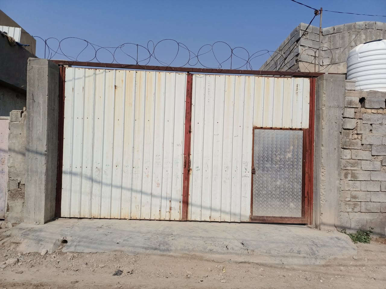 السلام عليكم قطعة ارض للبيع طابو زراعي بسمنة المساحة 500 متر والقطعة بيها غرفتين  حلوة ومرتبة العنوان قرب الفضوة الاستفسار ***********
