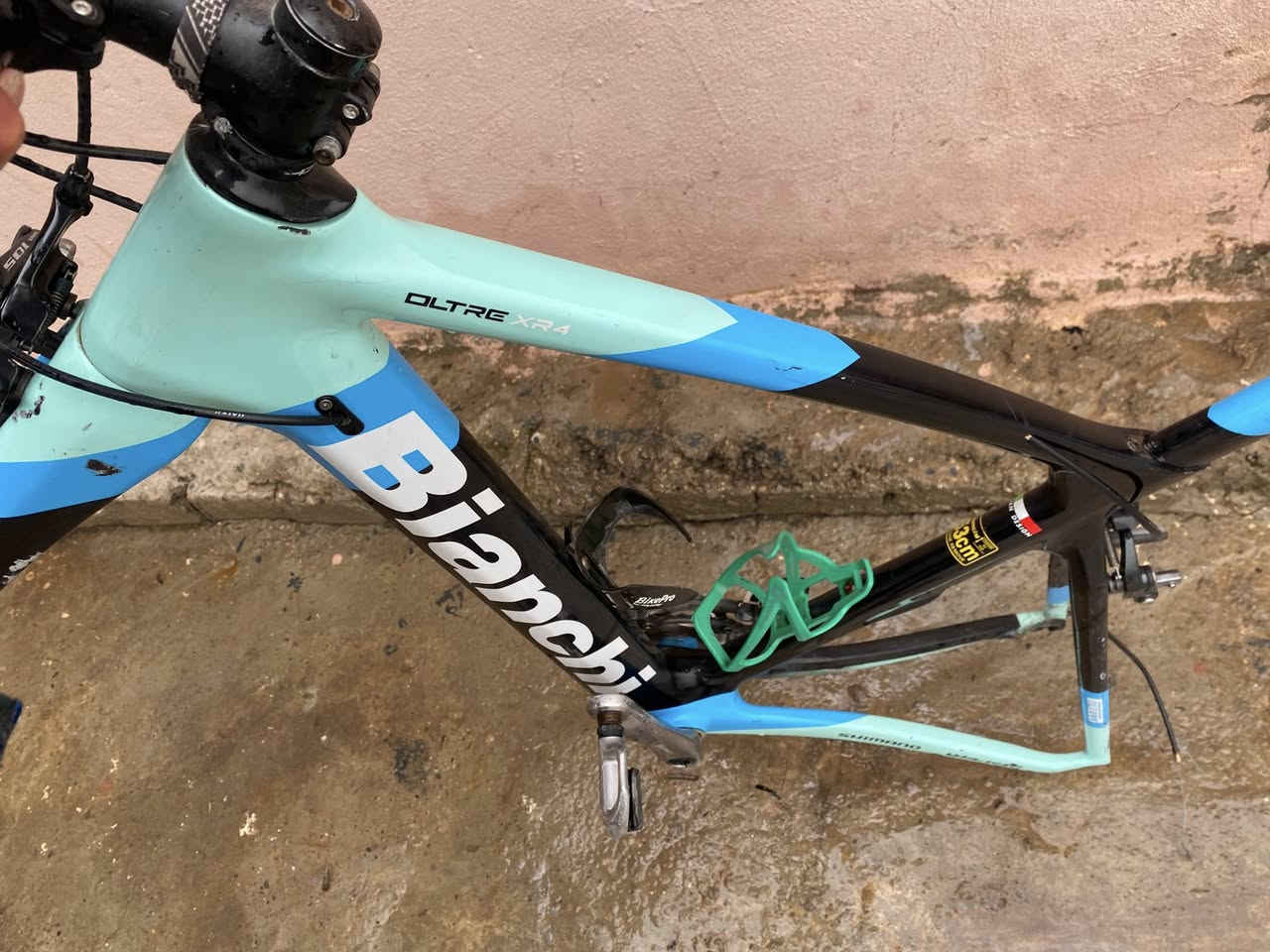 السلام عليكم شباب فريم فول كاربون القياس 53   والدراجه كامله هيه والسستم السعر 600 واليحب يشتري هذا رقمي ***********🚴❤️
