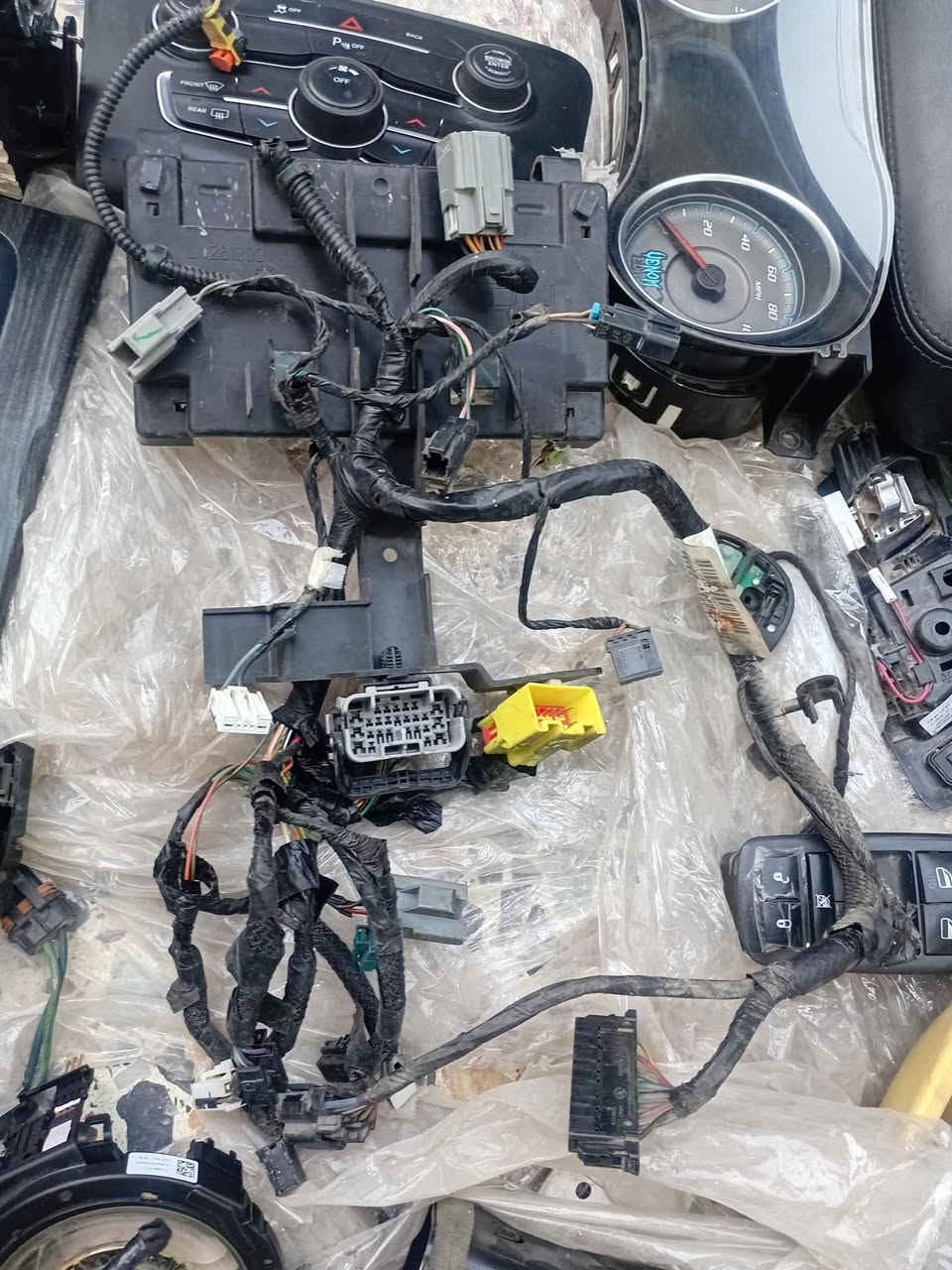غراض جارجر أوباما تفصيخ كصات أغلبية من موديل ٢٠١٩ وفوك 

(( المحتاج غراض وماعنده يجي ياخذ ويتوكل ))
إطار شاشه وكيجات سعره  ٦٠ الف

كنترول تبريد أوباما _ جارجر ٦٠ الف 
ماوس كير أوباما ٥٠ الف 
يدة باب داخليه فول مواصفات خزن كشنات ٣٠ الف 
كيجات جارجر معدلات بأمريكا ١٥٠ الف 
كيجات عاديه  ١٤٠ سعرهن ٥٠ الف 
كيجات ١٦٠ سعرهن ٧٥ الف 
دركه ستيرن جارجر فارغة ٢٥ الف 
جوه ستيرن قطعة هي وتحكمات لايت واضائة ودكمة جنطه ٢٥ الف 
فيشة مكثف دبل مروحه اصلي ٥٠ الف 
دبلات بنيد تفصيخ زوج ٢٥ الف 
دمام دشبول خلفي ٤٠ الف 
اشاير جاملغات جارجر طخم بيه فيشه مصلحه ٢٥ الف
غطاء فتحة عبوة بانزين ومساعد  بلاستك بيهن فطور بسيطه ١٠ الاف زوج
غطاء فتحة بانزين عبوة بانزين ومساعد حديد  ٢٥ زوج
يدة ماسحات كامله مع كفر ومجمع مالتها بدون شريط ٣٥ الف 
شريط ستيرن ٢٥ الف 
تجوة بين كشنات جلد كلش نظيفه ٣٥ الف 
كارت رادار جارجر أوباما الزوج ٦٥ الف 
كارت كشن ١٥ الف 
كارت باب مرايا جانبية تك ٢٠ الف 
كيلون بنيد حساس ٣٥ الف 
كيلون بنيد بدون حساس ٢٥ الف 
ماطور زراكات اصلي تفصيخ ٢٥ الف 
مرايا جانبية جهة السائق ٤٠ الف 
حساس ABS ٢٥ الف 

سماعات الباين بيضويه أبواب ودشبول خلفي 
جارجر أوباما جالنجر 
الزوج ٢٥ الف 
سماعات هارمن كاردن أبواب ودشبول خلفي 
جارجر أوباما جالنجر  زوج ٤٠ الف 
تويترات الباين أبواب خلفيه ودشبول امامي زوج ٣٠ الف 
امبليفاير الباين اصلي ٥٠ الف 
بصمة اصليه موديل ٢٠٢٢ السعر ٥٠ الف 
كاميرا خلفيه اصليه تفصيخ ٦٠ الف 
ريش مراوح تفصيخ تك ٢٥ الف

عندي غراض اهواي شتحتاج خابرني او راسلني واتساب وخاص
مكاني بغداد الراشدية 
 ***********
