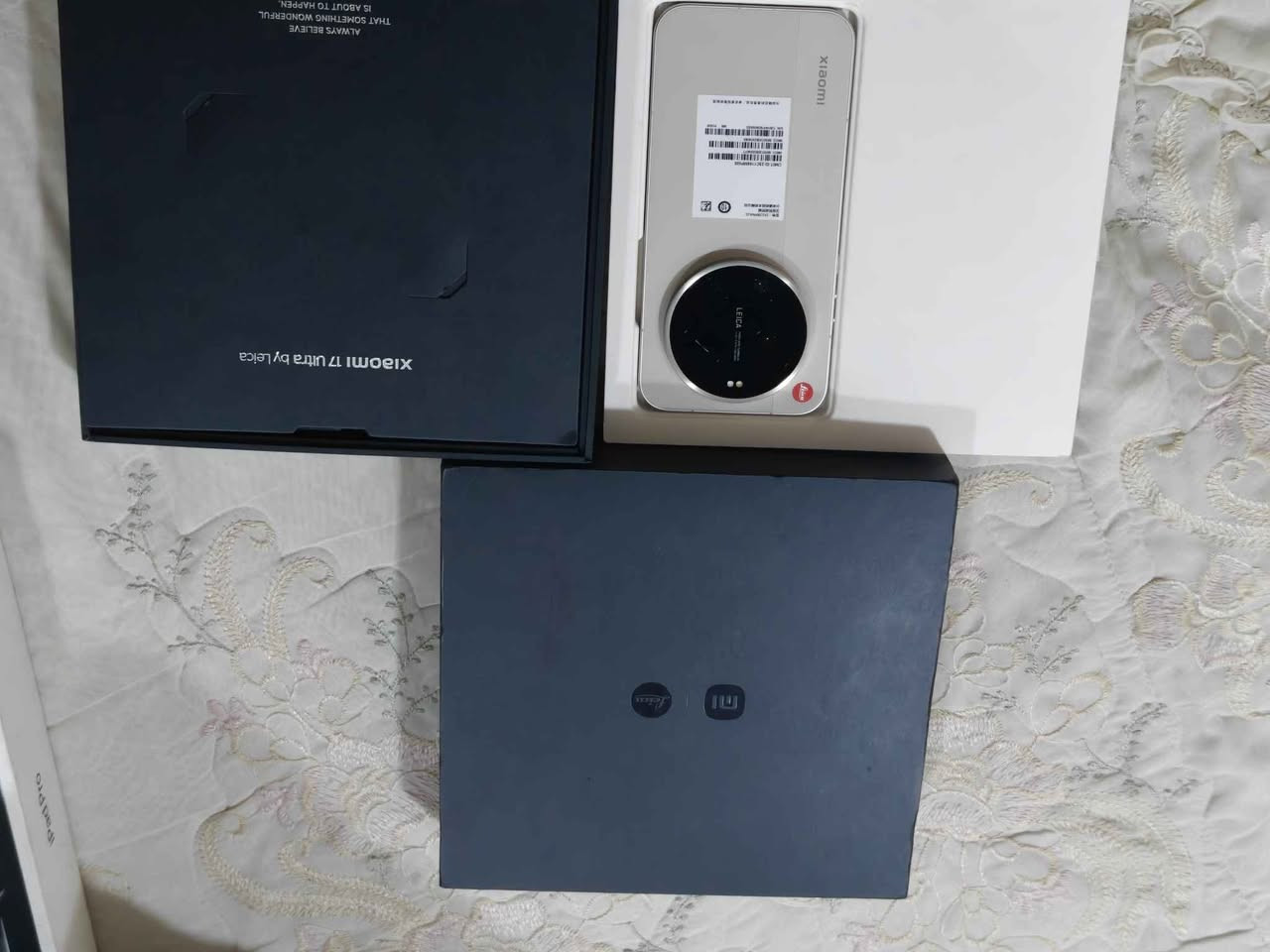السلام عليكم 
للبيع شاومي 17الترا ذاكرة 512 رام 16
رقمي *********** السعر مليون و 575 
مميزات Xiaomi 17 Ultra
 مجموعة الكاميرات الخلفية بتعاون مع Leica تقدم أداء قوي جدا في مختلف أوضاع التصوير، وتدعم مزايا متقدمة مثل التقريب البصري 3.2x و4.3x، وتقنية التثبيت البصري (OIS)، والتركيز التلقائي بالليزر، بالإضافة إلى دعم تصوير الفيديو بدقة 8K.

 شاشة AMOLED ممتازة تدعم تقنية وDolby Vision و+HDR10، ومعدل تحديث 120 هرتز بتقنية LTPO، ودرجة سطوع عالية تصل حتى 3500 شمعة.

 مزود بمعالج Snapdragon 8 Elite Gen 5، والذي يقدم أداء سفاح ويُصنَّف كأقوى معالج لهواتف أندرويد لهذا العام (2026).

 بطارية كبيرة بسعة 6000 مللي أمبير.

 شحن سريع ممتاز جدا (بقدرة 90 واط).

 دعم الشحن اللاسلكي بقدرة 50 واط.

 مستشعر بصمة الأصابع مدمج في الشاشة.

 دعم مقاومة الماء والغبار (بمعيار IP68 وIP69).

 مزود بسماعات ستيريو تقدم تجربة صوتية استثنائية حلة, بابل
