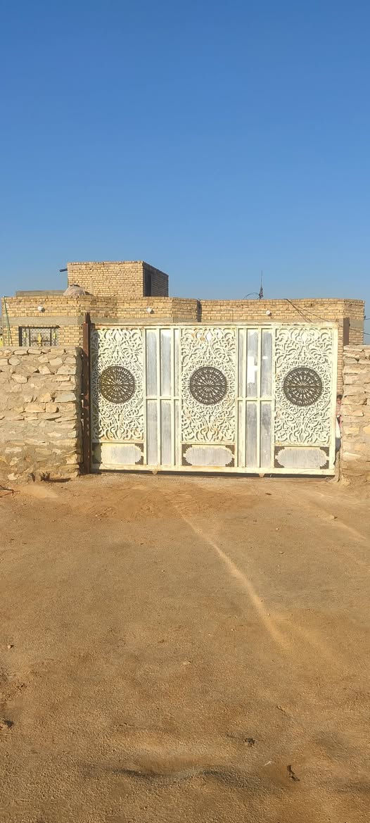 بيت للبيع 3 غرف وهول ومطبخ جاهز مع قطعه فارغه مكان المملحه شارع لباب وكهرباء وماي كله بل باب سعر 60مليون وبيه مجال ***********
