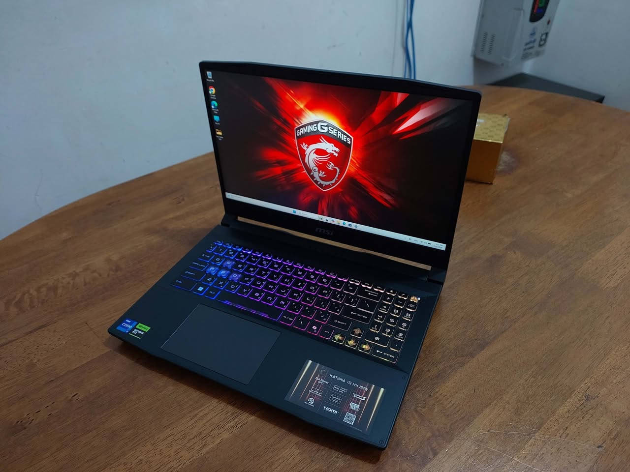 السلام عليكم ...لابتوب  MSI   ....كرت شاشةخارجي    RTX5060   ...... معالج كور اي 7 جيل 14  فئة H من اقوى فئات المعالجات .... رام حجم   16   كيكا نوع DDR5 بتردد عالي جدا 5600  ...شاشة حجم 15.6   نوع IPS الوانها طبيعية مشبعة..... ..كيبورد  RGB ملون تكدر تتحكم بالوانه ...اللابتوب  ميفرق عن الي بالكارتون بشي  السعر 1100$ .. للاستفسار  ***********  او  *********** (واتس )
