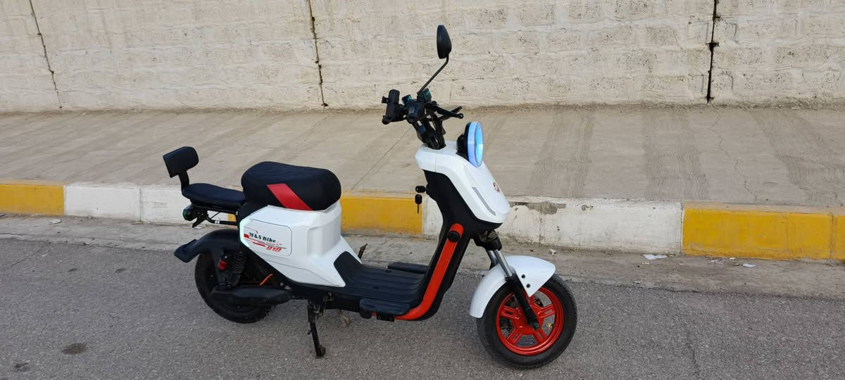 السلام عليكم
دراجه شحن للبيع 918 موديل 2025 من مصنع ونلي الاصلي دراجه كله شرط فول مواصفات الايت عالي وناصي اشارات يمين يسار نضام P  منفذ USB  للشحن موبايل تايرات جدد دبلات رياضي نضام R بك رجوع للخلف بريكات دهن هايدروليك  بلوتوث MB3 بطاريات عدد 4 دبل سرعه 80 حقيقي دراجه جديده سعره 275 بي مجال بس حك الجيه 
رقم ***********
