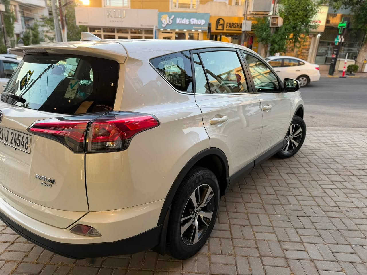 تويوتا راف فور RAV4 2018 خليجي 
وكالة تويوتا نظيفة جداً
مکفولە دعامي لدعامي حتی دعاميات بشرط 
بدون صبخ بدون بارد سیارە اخت زیرو سیارە مواصفات دبل اکسل معاها ٣ سویج شرکە 
ماشی فقط 74 الف کیلومتر محرك 2.5 4 سلندر
فور ويل 4wd
رقم جديد 
رقم سليمانيە تحویل وکالە ثاني يوم 

مكانها سليمانيە 

رقم صاحب السيارة 
***********
