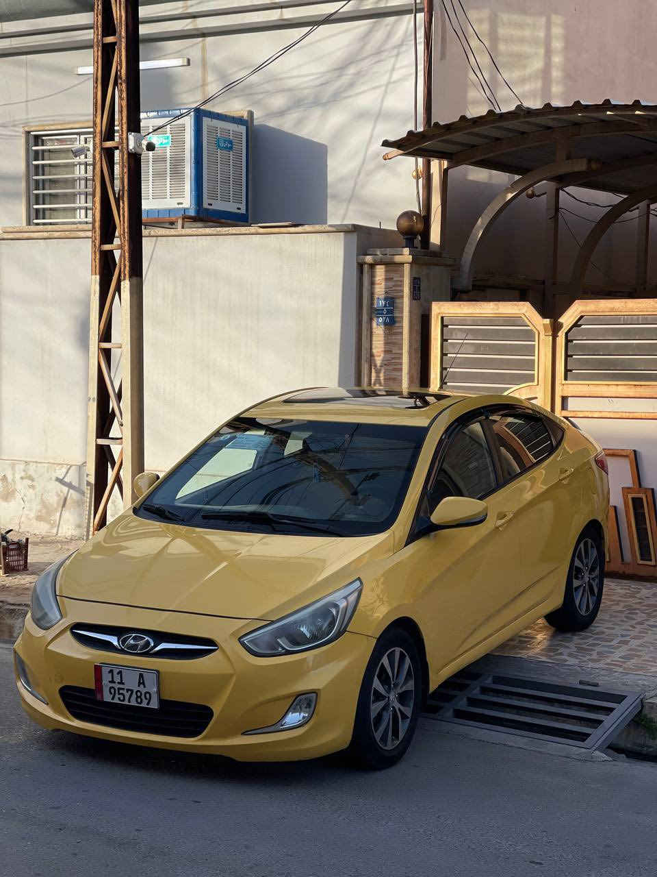 السلام عليكم 
سياره اكسنت للبيع 2015 فول مواصفات 
فتحته سقف 
تحكمات استيرن 
مري كهرباء 
السياره طخمها جديد 
وتأتيراتها جدد 
قبل سبوع 
ادامه كامله 
محرك 16دوش 
جديد مال كصه 
راديتر هليوم فتحتها وشيشتها 
سياره نظيفه وكاعده 
والباقي المواصفات مال 15معروفه 
رقمها بغداد ابسمي تحويل ثاني يوم 
عليها منظومه غاز جديده 
كبل شغل واطلع 
رقم الهاتف ***********
سعرها خابر وتدلل
