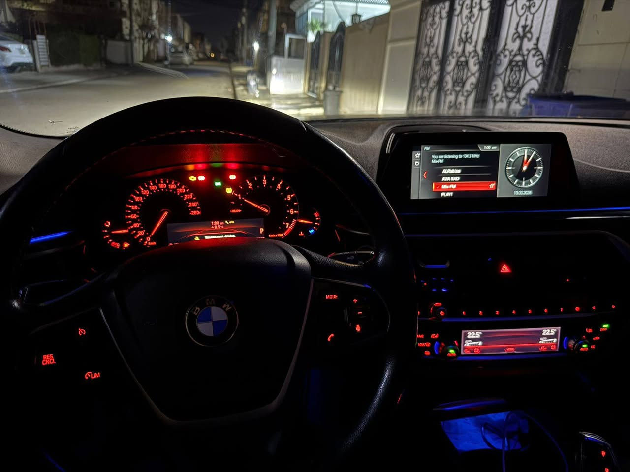 ‏Bmw 520i موديل 2018 ( بانزين ) خليجي
 السعر 135 $ 
  ابيع فقط  

اي استفسار........***********...... 
مكينه اربعه سلندر توين بور تيربو كلش قتصاديه وسريعه
شلعتها ومعدلها شي مخيف

السيارة بدون حادث كفاله عامه  فقط بابين مبدل بيهة امامي ثنينهن نفس الون للجمالية

السيارة خليجية 

تحويل او وكالة نفس اليوم 

المواصفات

بصمه تشغيل 
مثبت سرعه 
صندوك كهربائي + شفط 
ليد داخلي 12 لون بلاد 
كشنات اماميه  خزن  + ستيرن خزن 
شاشة جبيرة حساسات اماميه + خلفيه 
تحكم فتح وغلق الجام من خلال البصمه
مصابيح داخل يدات الابوب للترحيب وتذكير القفل وفتح السياره 
مري كلاب .. مري شفط 
كير اوتوماتيك + عادي 8 نمر ونظام sport
لايتات زينون بلاد عالي ناصي بك لايتات ليد بلاد 
داخل السياره جلد طبيعي مشمشي 
الكشنات الاماميه تحكم كهربائي فول
تحكم ستيرن جهتان فول 
ستيرن خزن كهالسيا
امكانيه التحكم في كمبيوتر السياره
ماوس داخلي للتحكم التام في السياره والكمبيوتر 
انظمه ملاحه متطوره حسب الموصفات
امكانيه ربط الهاتف بشكل متكامل
سايد بريك كهربائي بصمه 
نظام مانع الانزلاق
زجاج المرايا الجانبيه والوسطيه للسيارة عاكس للضوء
التبريد التحكم من قبل السائق او من خلال قياس درجات الحراره وتحكم التبريد الخلفي منفصل بالكامل عن الامامي مع امكانيه التحكم به من قبل السائق من خلال الكمبيوتر 
نظام الايرباك لجميع جوانب السياره
حساس امامي خلفي 
نظام السماعات فول استريو +دمام ومضخم بلاد
كمبيوتر لفحص جميع المركبه وعند وجود اي خلل يخبرك في مكان العطل والخلل 

ملاحظة .. 
عندي خلل بل محرك فقط هذا ينزل من السعر  البيع 
مكاني بغداد الدورة...
