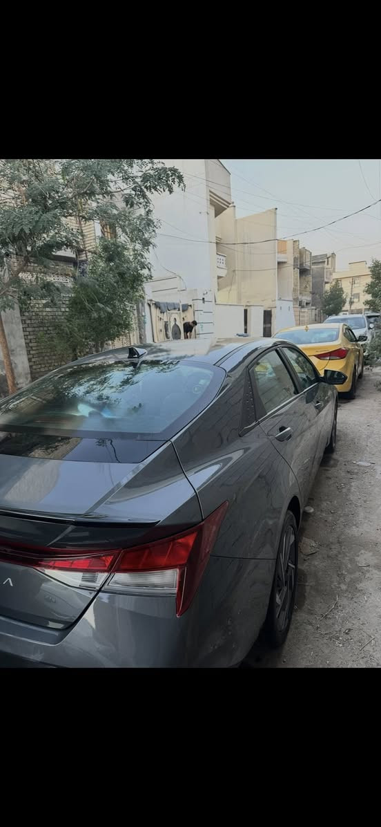 السلام عليكم 
النترا ٢٠٢٥ 
وارد امريكي الحادث مرفق بالصور 
قطعتين فقط وبس وحدة صبغ والثانية نفس اللون بالضبط وتصليحها درجة اولى شرط  ماشية ٩ الاف كيلو متر مواصفات نقطة عمياء تحديد مسار رادارات تشغيل عن بعد وتلث وضعيات قيادة والمواصفات البقية المعروفة رقم بغداد بأسمي ثاني يوم تحويل شرط التحويل والسيارة مكفولة من كل شي بعد هية ٢٠٢٥ 
المكان بغداد بلديات 
السعر :١٧٥وبيها مجال قليل لان السيارة اني مستوردها اني بشهر ال١١ وهسة محتاج واريد ابيع
الرقم ***********
ما متواجد هنا فقط اتصال
