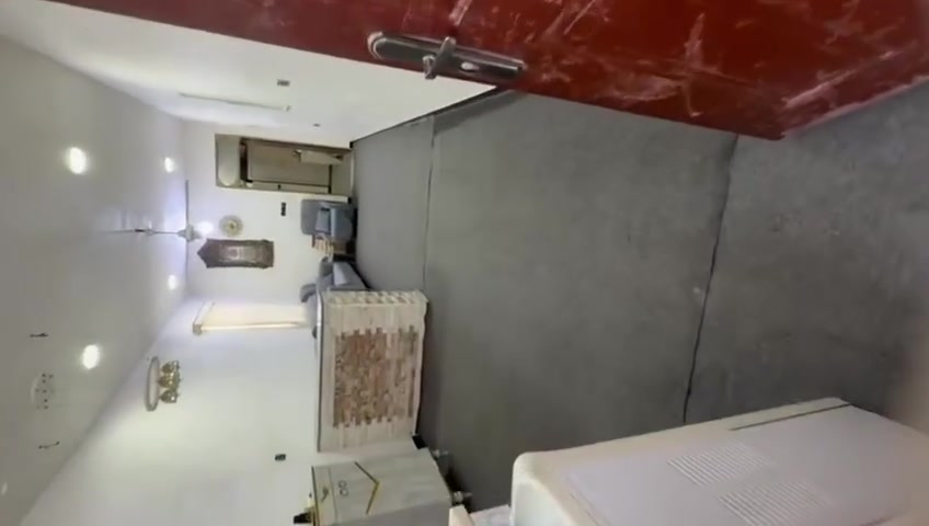 100متر طابق ثاني الايجار 250الف بل شهر قفل البيت جاهز للسكن بي غرفه وصاله ومطبخ وحمام مكانه البيت شارع الكفيل قرب شارع 60الاول عل شارع العام رابع بيت مكانه حلوه الاستفسار هاذا الرقم ***********
