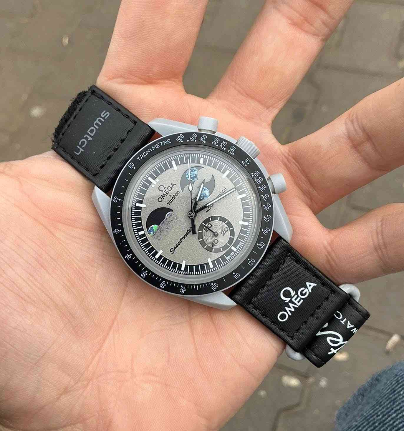 ساعة من ماركة اومكا Omega x Swatch MoonSwatch وارد اوربي

تحفة فنية

تصميم مستوحى من سطح القمر والأرض

مكينة كوارتز ناعمة ستوبوج (جميع السناتر شغاله)

المينا رمادية محببة تعكس شكل التضاريس القمرية

فول لامينوس ارقام واميال

مؤشر مراحل الأرض شغال يظهر الأرض بألوان خاصة والمحيطات تتوهج تحت ضوء UV

مؤشر مراحل القمر شغال 

هيكل من مادة Bioceramic (خليط بين السيراميك والبلاستيك الحيوي)

 سير قماش VELCRO مختم

زجاج معدني مقبب ضد الخدش

مقاومة ماء وغبار 

السعر 35الف  مع توصيل


**إذا كنت صاحب هذا الإعلان وتريد حذفه لأي سبب، رجاءا أرسل رسالة إلى الدعم الفني**