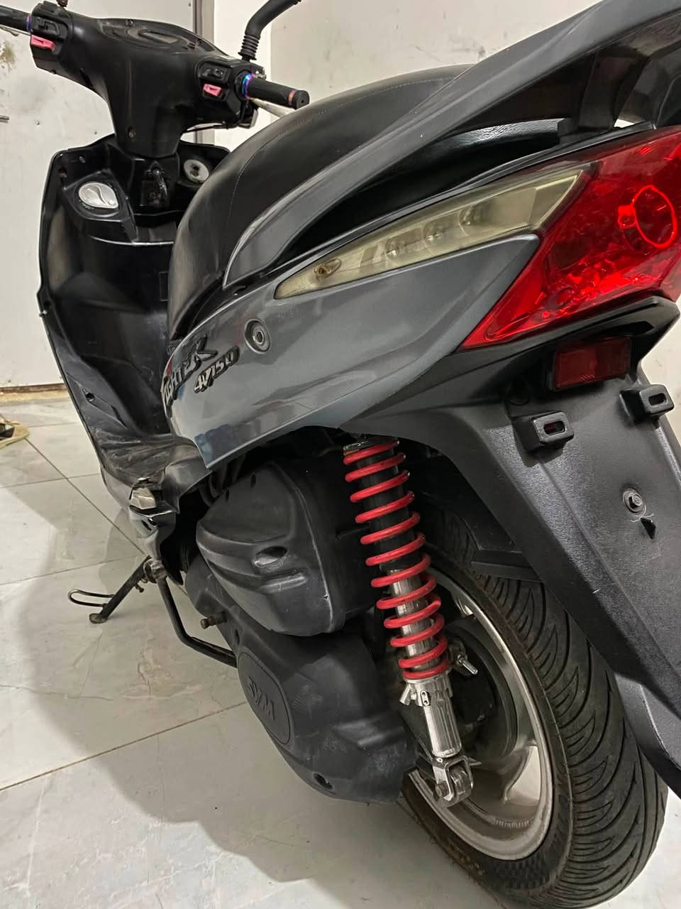سلام عليكم للبيع او المراوس بفورزه
سيام فايتر (SYM Fighter) موديل 2019
محرك 150cc اربع ولفات 
مكينه مكفوله من التنقيص و التبخير 
الدراجه مال جناي نضيفه كلش 
عليها منظومة زينون M8 Pro 
شلعه ومعدل فول توصل 120
ومنظومة CVT منظومة كلجات نضيفه كلج امامي رياضي وخلفي بلادي وقايش جديد 
تاير خلفي جديد شادلها 
الدراجه ماشيه 26 الف وقابله للزياده 
السعر 900 الف وقابل للتفاوض 
مكاني نجف حي الجزيره 
للتواصل و الاستفسار يرجى الاتصال او مراسلة الرقم 

***********

