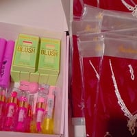 9 سيتات اكسسوارات و42 قطعة مكياج كلهن بـ65 الف شلعة اذا نص بضاعة بـ35 ...