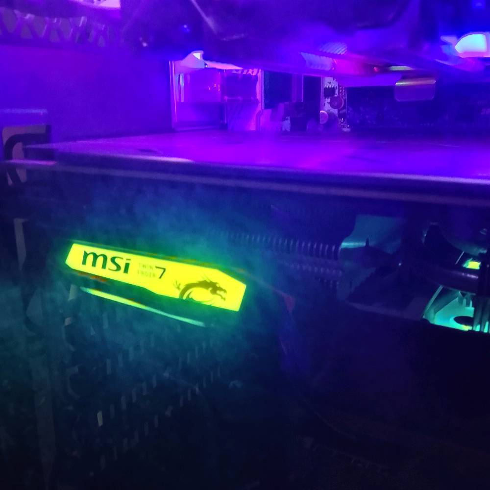 موصفات الكيس   ا
رام 24 كيكا 
كارت شاشه MSI RTX 2060 SUPER8GB

معالج انتل زنون يجي قوي كلش 145 واط 18 كور و36مسار 

هارد m.2 1000gb 

بور سبلاي 650 ترمتك اصلي 

كيس ديب كول 
شاشه اسوس 75هرتز