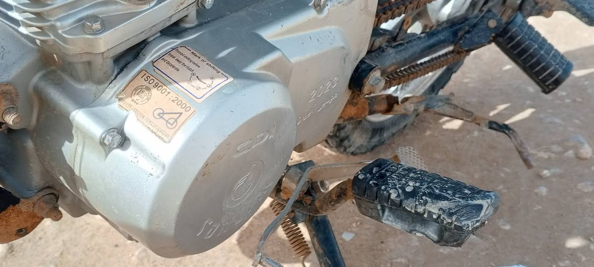 السلام عليكم ورحمة الله
دراجة 23 سونك الأصلي 
مبدل تانكي 
ومبدل الويل الخلفي سويته جوبلس  
مفتوحه بس ولفات ع ايدي 
كهربائيات كله شغاله نضيفه 
أوراق كامله أصولي 
العنوان حله طريق حله ديوانيه قرب شركة الرنا
السعر 325 وبيها مجال 
الرقم واتساب خط 
***********
