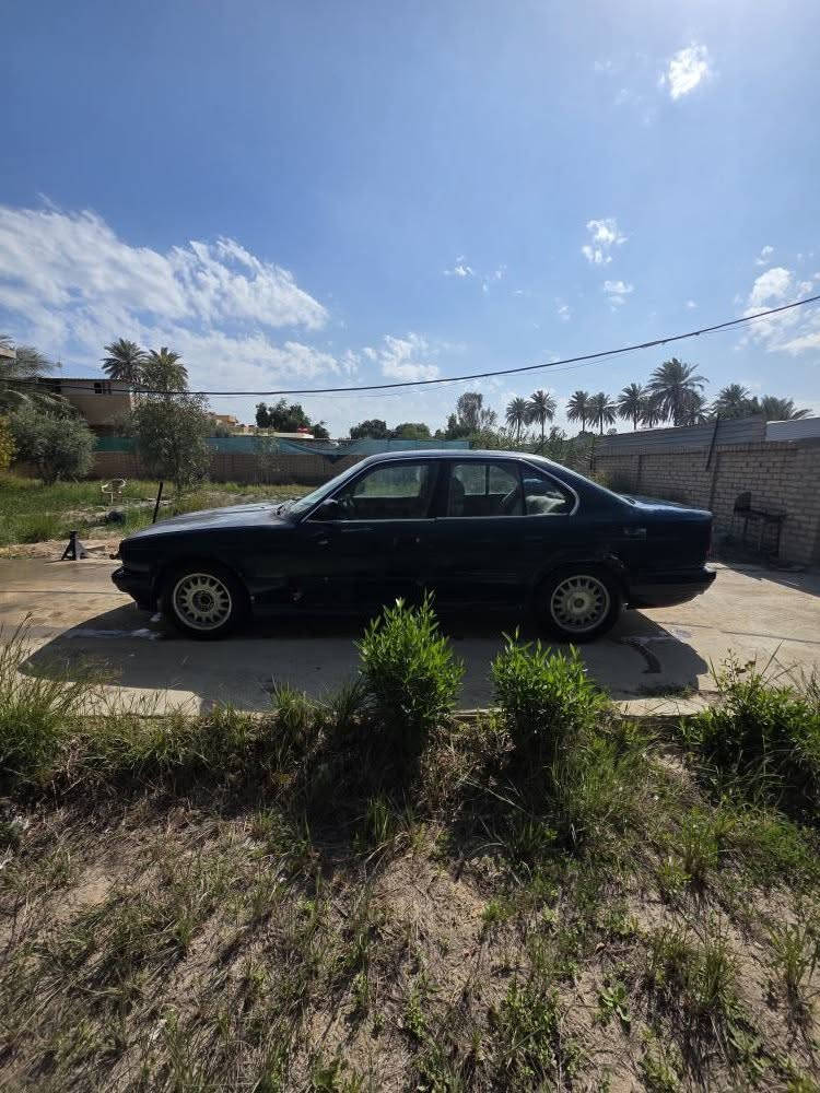 سلام عليكم 
bmw 520i للبيع 
موديل 1988 رقم بغداد مشروع وطني 
السيارة شغالة وحلوة 
السيارة تعتبر مال تعمير .
رايدهة ب٣٠ وبيهة مجال قليل .
مكاني بابل حلة 
*********** حلة, بابل
