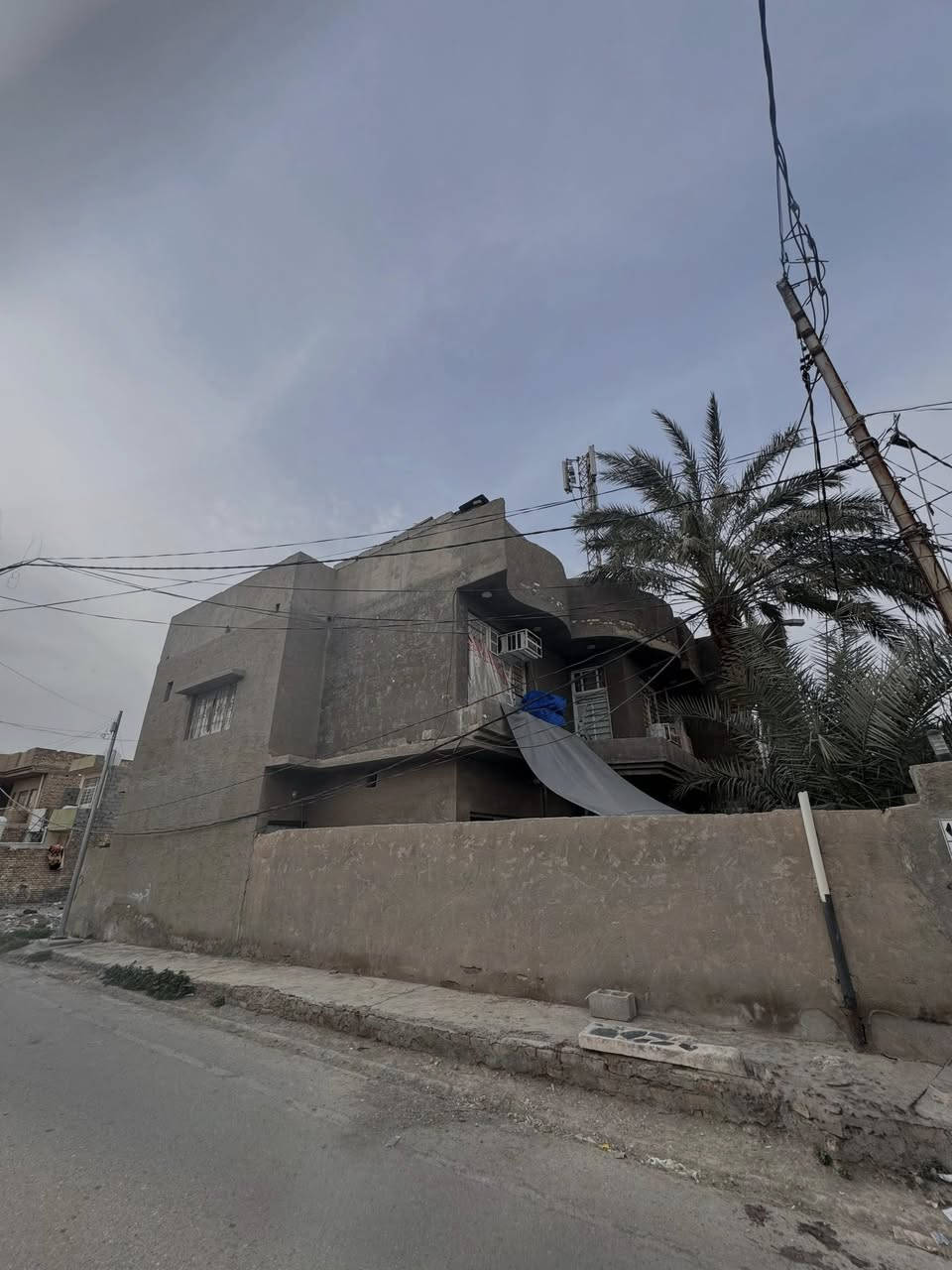 بيت للبيع منطقة التحرير دور الضباط الثانية مساحة ١٧٠ ركن  الطابق الأرضي /غرفة نوم و استقبال و صالة و مطبخ و صحيات و منّور خلف البيت على طول واجهة البيت 
الطابق الثاني /٣ غرف نوم و صالة و صحيات 
للأستفسار /***********
