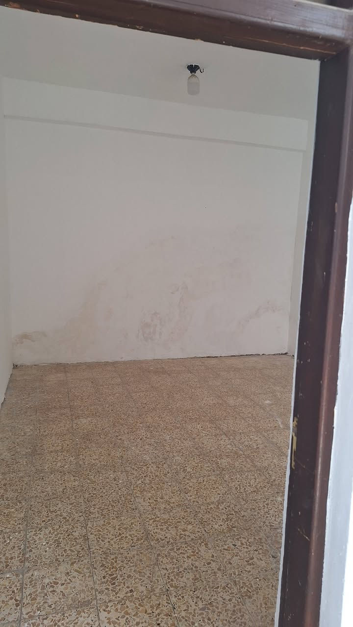 السلام عليكم مشتمل البيع مساحته ١٢٥ مربع المكان بحي العسكري قرب شارع العام يبعد عن شارع ١٠٠ متر طابو صرف *********** ***********
