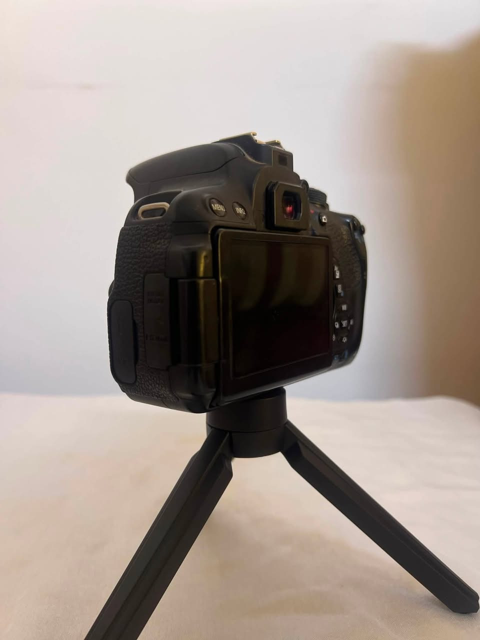 📸 للبيع Canon EOS 700D – نظافة 100%
🔹 الكاميرا: Canon EOS 700D
🔹 العدسة: 18-55mm
🔹 هود عدسة
🔹 بطارية عدد2
🔹 شاحنه 

✅ الكاميرا بحالة ممتازة وجاهزة للعمل، مناسبة للمبتدئين والمحترفين.

💰 السعر: 275ألف (قفل)
🚚شامل التوصيل 

📞 للتواصل:
سيد عبد
***********

📩 خاص • واتساب • اتصال

#سيد_عبد_للكاميرات #Canon700D #كاميرات_العراق #بيع_وشراء_الكاميرات 📸
