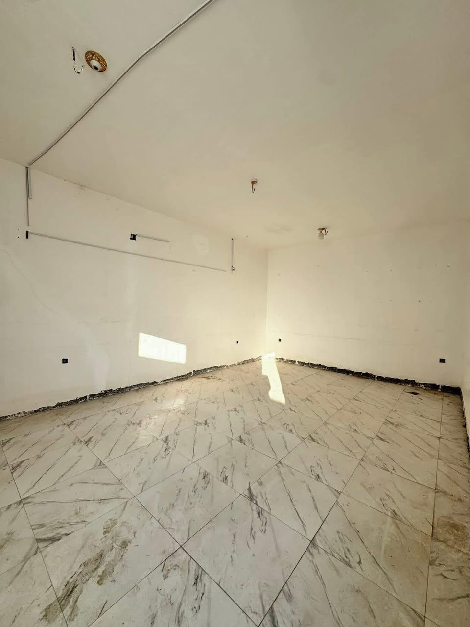 بيت ٢٠٠ متر ايجار ورهن  مجمع بيتي ٢
مقابيل الصلطان طابق واحد 
يتكون من ستقبال بطبخ صالة
غرفه عدد ٢ صحيات عدد ٣منور إيجاره ٣٥٠ 
رهن ٣٠ سنه وقابل التجديد 
الاستفسار 
***********
