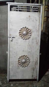 باب ثقيل • عرض ٨٠ • طول ٢م