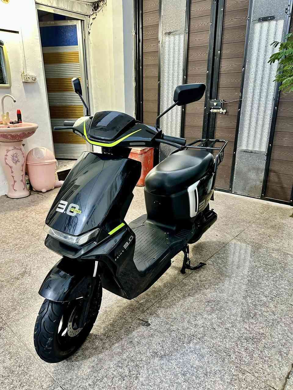 دراجة شحن سكنس للبيع
اللون اسود 
دراجة شحن  كهربائية 
نضام  3 سرع  
5 بطاريات بعدهن جدد 
60 فولت
گلوبات عالي ناصي قوي
أشاير يمنى ويسرى 
الكهربائيات كلهن شغالة 
الشاحنة الاصلية
هورن عالي
مرايات
صندوق كبير داخلي 
الملف 2000 حقيقي 
🔴السعر :  575 الف وبيهة مجال
العنوان : البصرة : الامن الداخلي
الرقم : ***********
