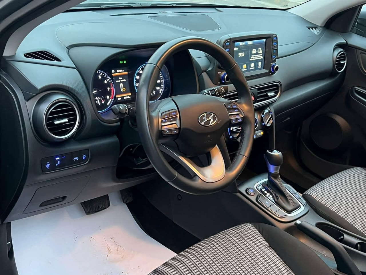 كونا موديل 2021 السعر140 محرك 2000 دوش وبيها مجال لون سمنتي  رادار 360توقف ذاتي مع تحذير فتح الابواب وترحيب عند الفتح فتحة سقف تحكم ستيرن بصمة بروجكرات امامية كشنات تدفئة  شاشة جبيرة كاربلي داخل اسود  فول مع تبديل باب الامامي فقط بدون دواخل  بدون شاصي  وصور موجودات  ماشية 54 ميل وبيها مجال للشراي رقم اربيل واحول مباشرتا عند البيع للاستفسار ***********
