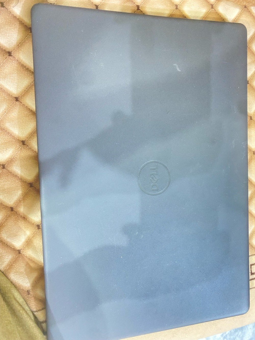 السلام عليكم 
لابتوب للبيع DELL سلم 
نظافة 95‎%‎ غير داخل تصليح استعمال قليل

* المعالج:
    Intel Core i7-1165G7 الجيل 11
    سرعة 2.80GHz وتصل أعلى بالتيربو تقريباً إلى 4.7GHz
* الرام:
    8GB DDR4 بسرعة 3200MHz
* كرت الشاشة:
    NVIDIA GeForce MX330 بحجم 2GB
    * كرت مدمج Intel Iris Xe Graphics
* التخزين:
    HDD سعة 1TB تقريباً (932GB usable)
* النظام:
    Windows 10 Pro 64-bit
    إصدار 22H2
* نوع الجهاز:
    Dell Vostro 3500

تقييم الأداء

* ممتاز للدراسة، الأوفيس، التصفح، البرمجة، والمونتاج الخفيف.
* يشغل ألعاب متوسطة مثل:
    * GTA V
    * Valorant
    * PES / FC
    * PUBG على إعدادات منخفضة إلى متوسطة.

السعر 900 ألف 
للاتصال ***********
واتساب ***********
شنو موديل اللابتوب بالضبط؟ وإذا تعرف المواصفات الكاملة مثل المعالج، الرام، وسعة التخزين اذكرها.: 
DELL 
هل البطارية بعد تتحمل لو تحتاج شحن بسرعة؟ وشنو وضع الشاحن/الملحقات هل شامل ويا الجهاز؟: 
بطارية استخدام قليل وبحالة جيدة
هل بيه أي خدوش، كسر، أو عيوب خفية؟ وهل الجهاز انفتح عليه صيانة أو تبديل قطع من قبل؟: 
لا
بأي مدينة/منطقة موجود؟ وهل تفضّل البيع استلام يد بيد لو ممكن توصيل؟: 
بغداد /بيع يد بيد
شنو سعرك النهائي أو قابل للنقاش؟: 
900 قابل للنقاش