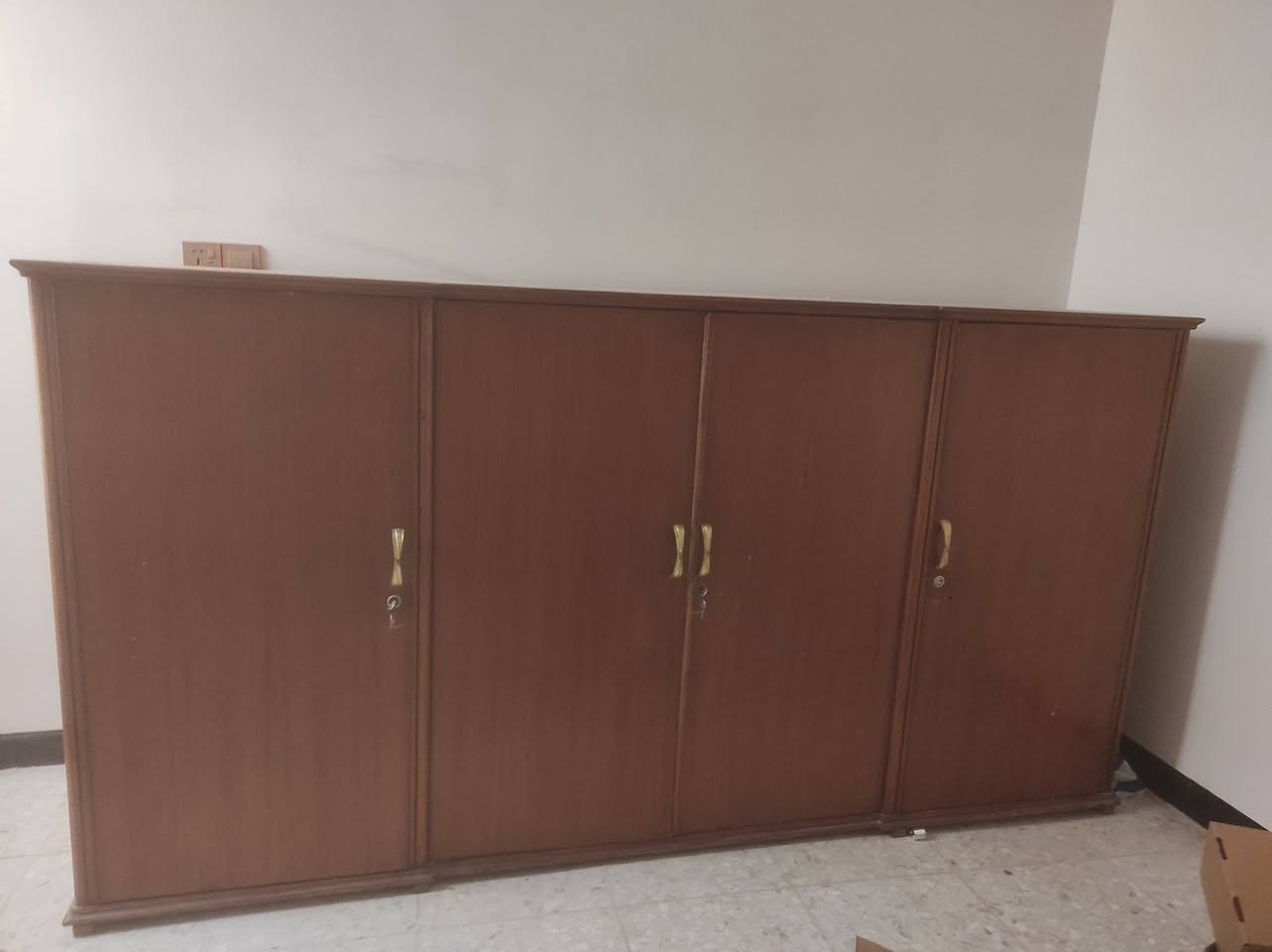 سلام عليكم بوفية تسكام صاج وجه وداخل سعرها 150 وبيها مجال حك الجية *********** ومكانها بالكوفة
