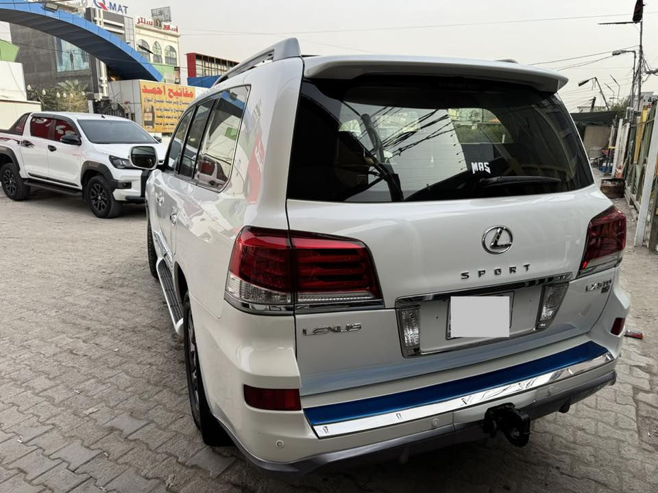 السلام عليكم
لكزس سبورت 570

موديل ٢٠١٤

فول السياره 

ماشيه ١١٧ الف كيلو 

السعر 39000 

العنوان زيونه 

***********
