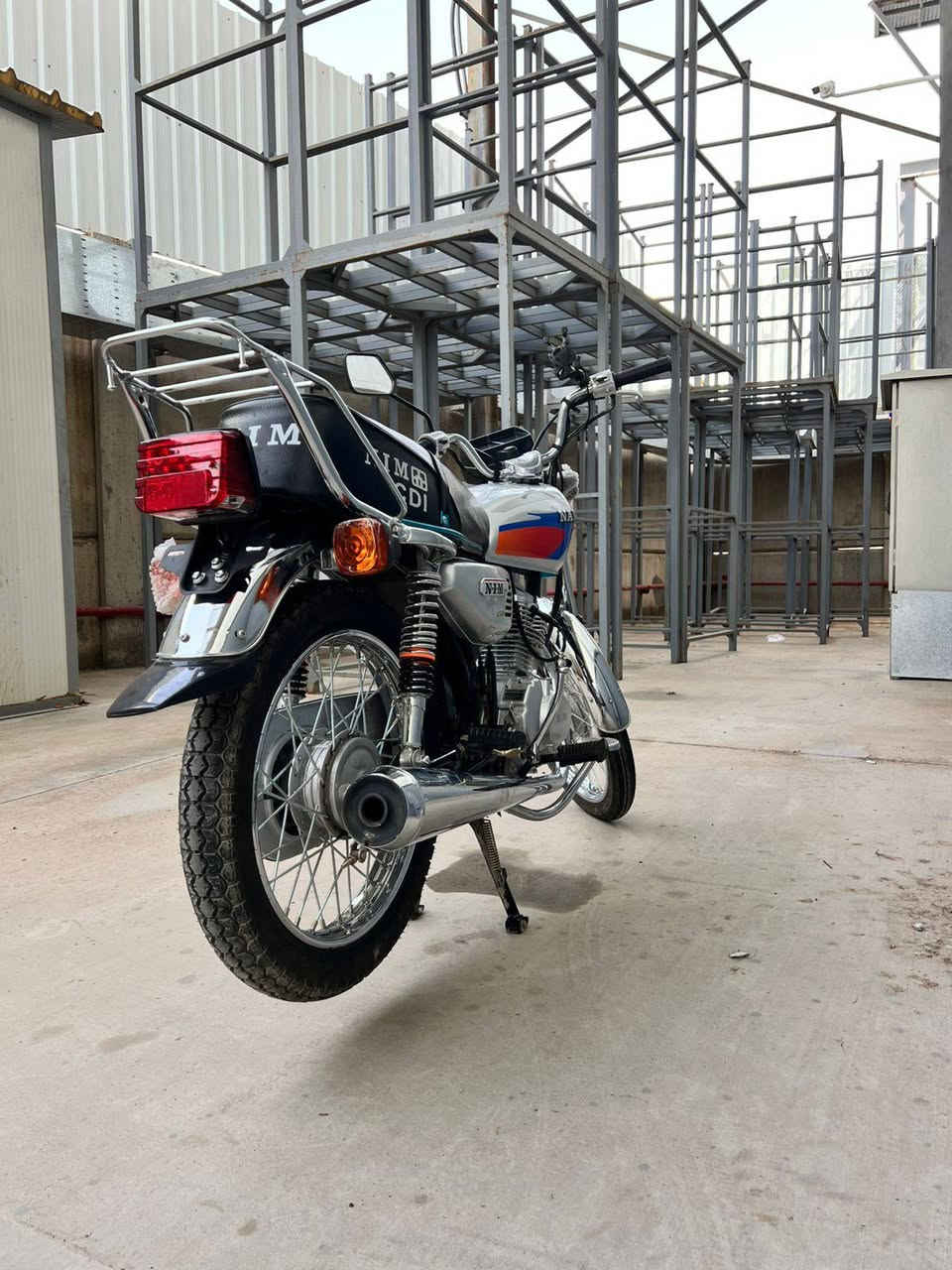 السلام عليكم دراجه نامه 4 كير 
صارلها شهر ونص نازله من شركه مشتغله بس عشر ايام 
دراجه كلش نظيفه وحلوه وبل واقع احلى من صوره 
مشكله بيها فقط برغي دبل ساحك مثل ما موضع بصور ويطلعوله سن بخمسه
راعيها شرعي موجود ومنفيس موجود اصوليه دراجه 700 الف وبيها مجال قليل 
مكانها بغداد 
***********
